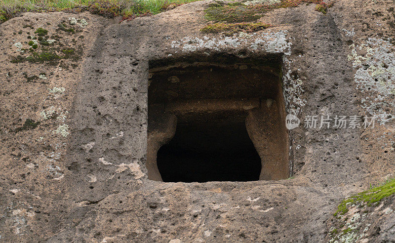 Domus de Janas墓地parulesi Ittireddu -仙女屋，撒丁岛典型的史前石头结构